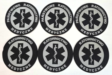 Emblematy ratownicze z rzepem – jak dobrać oznaczenia do odzieży