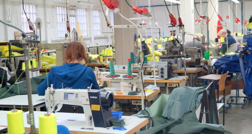 Odzież ratownicza od polskiego producenta – zalety lokalnej produkcji